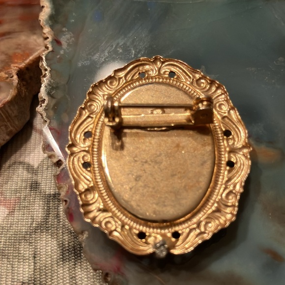 CAMEO BROOCH 1 1/2” long - Picture 10 of 12